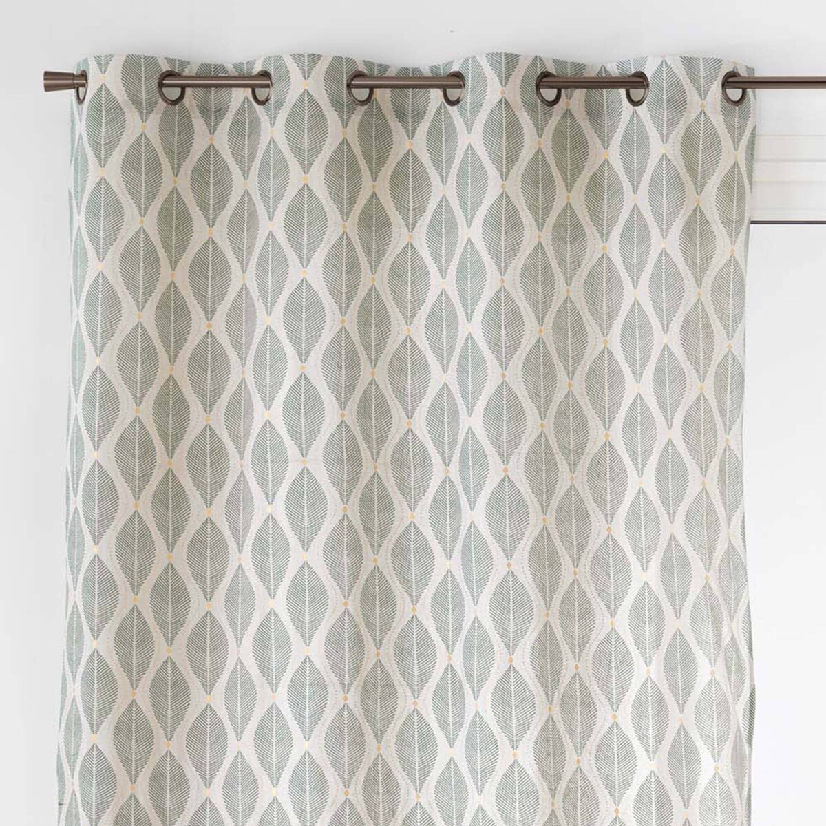 Záves s očkami, potlačou listov a metalickými detailmi