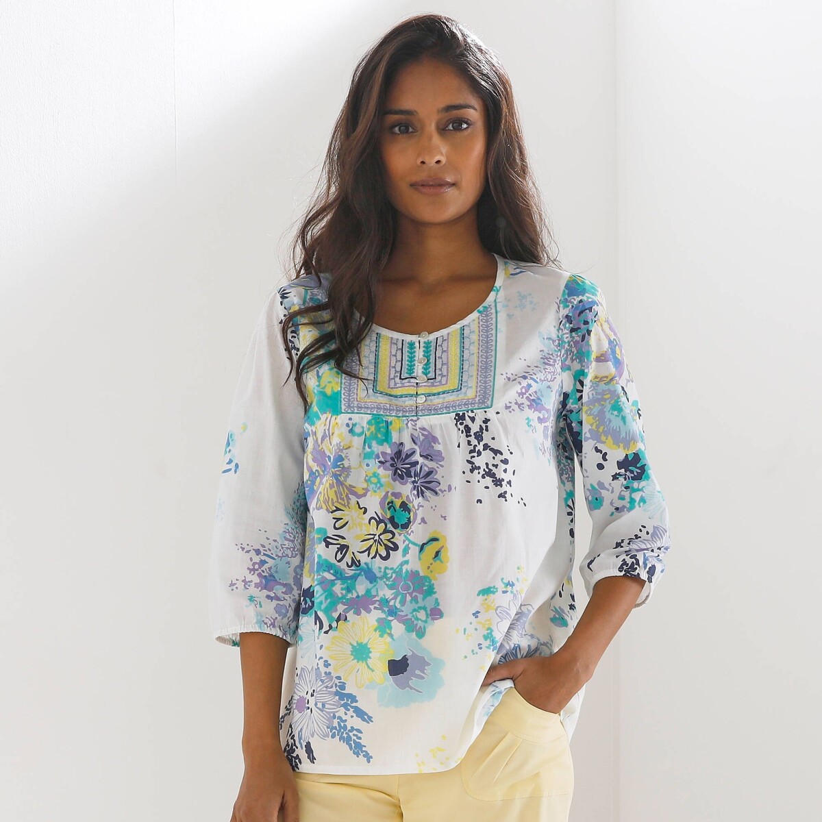 Blúzka s výšivkou a kvetinovou potlačou