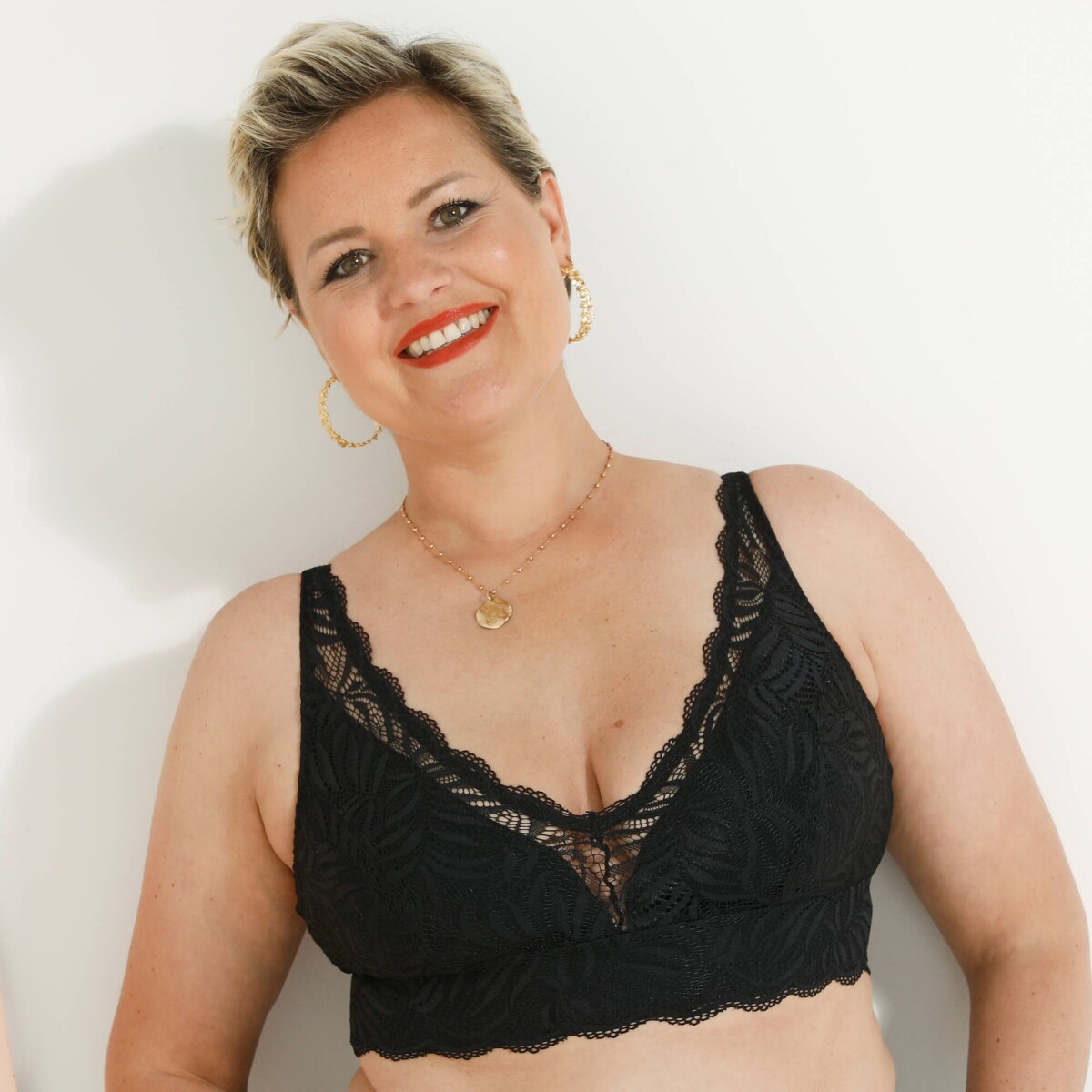 Protetická trojuholníková podprsenka zo strečovej čipky, bez kostíc