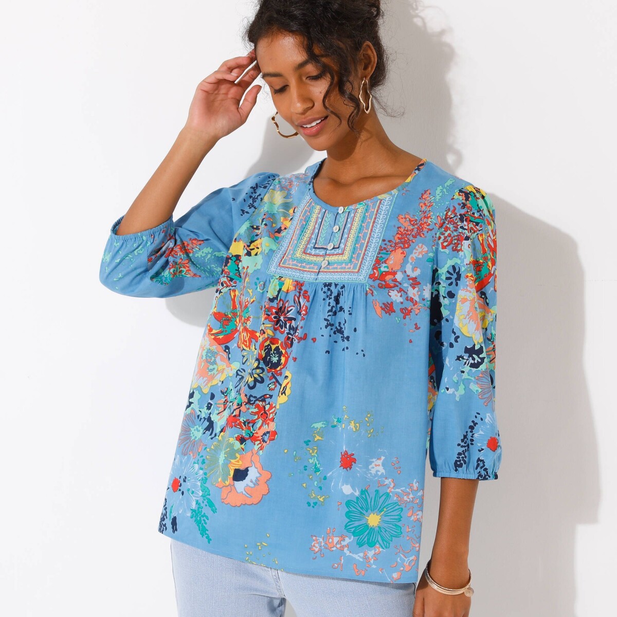 Blúzka s výšivkou a kvetinovou potlačou