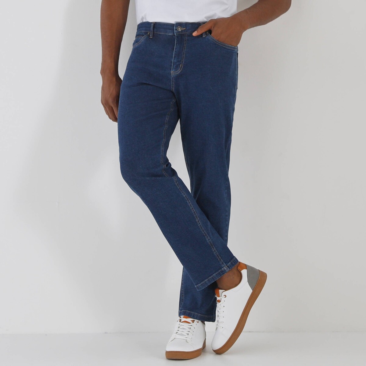 Rovné džínsy s komfortným pásom
		a 5 vreckami