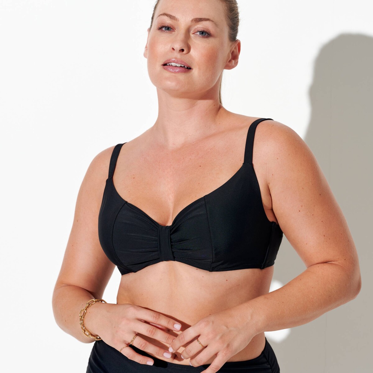 Plavková balkonetová jednofarebná podprsenka Solaro s košíkmi D+