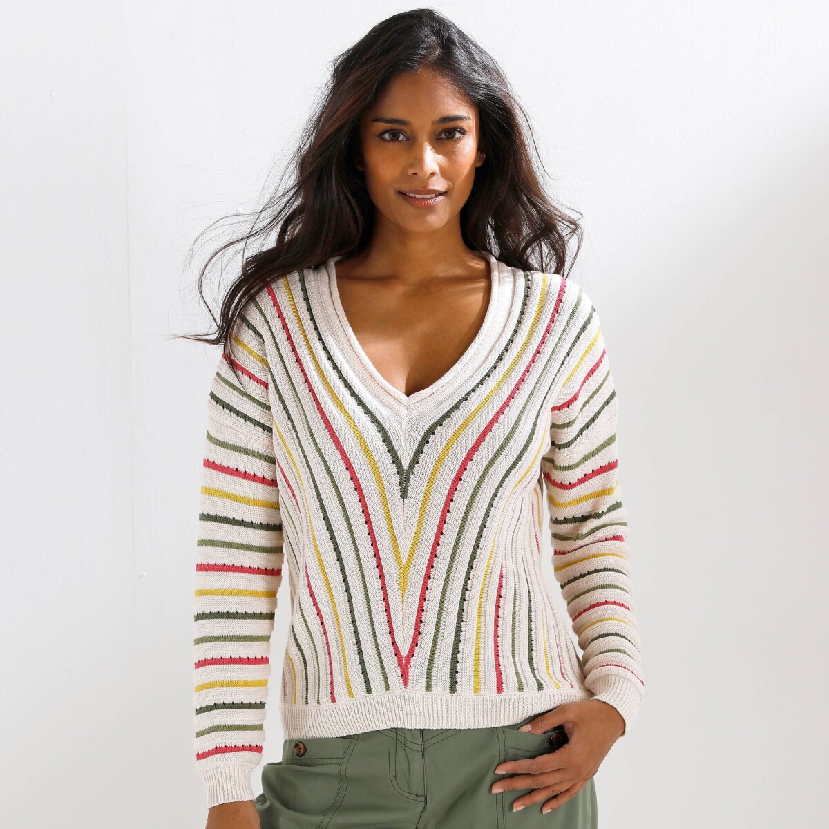 Pulóver s prúžkami a výstrihom do V