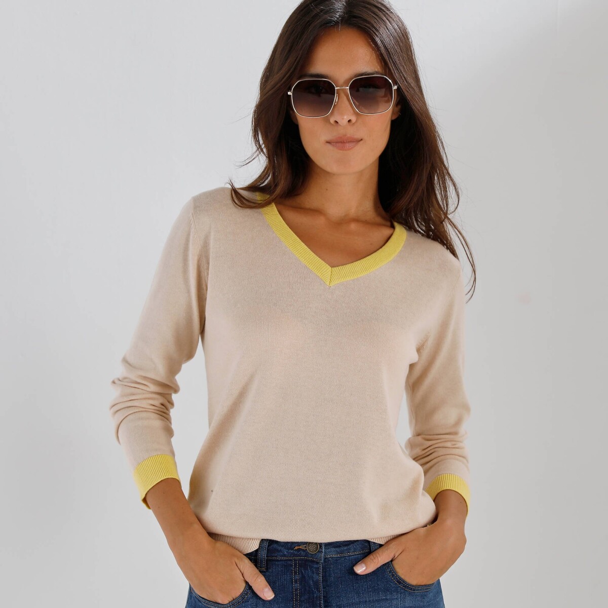 Dvojfarebný pulóver s výstrihom do V a
		kontrastnými lemami