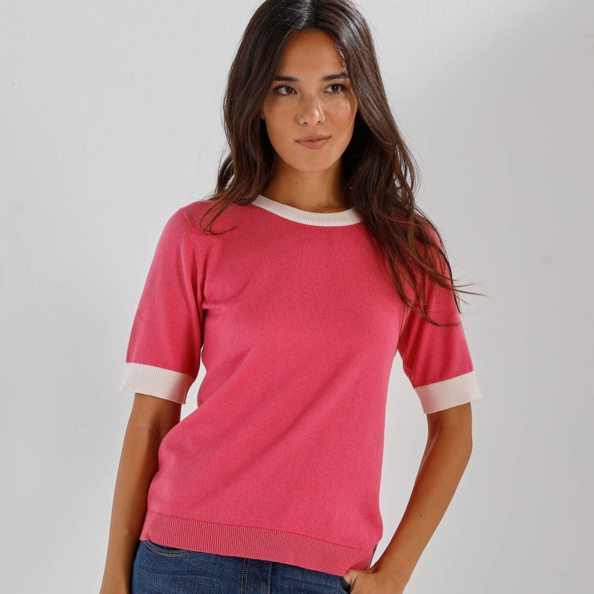 Úpletové tričko s krátkymi
		rukávmi a kontrastnými lemami