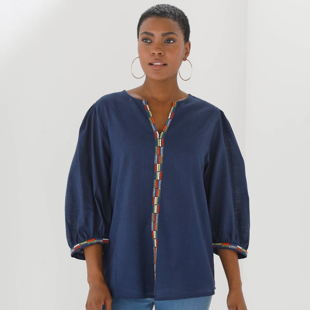 Jednofarebná blúzka s výšivkou a 3/4 rukávmi