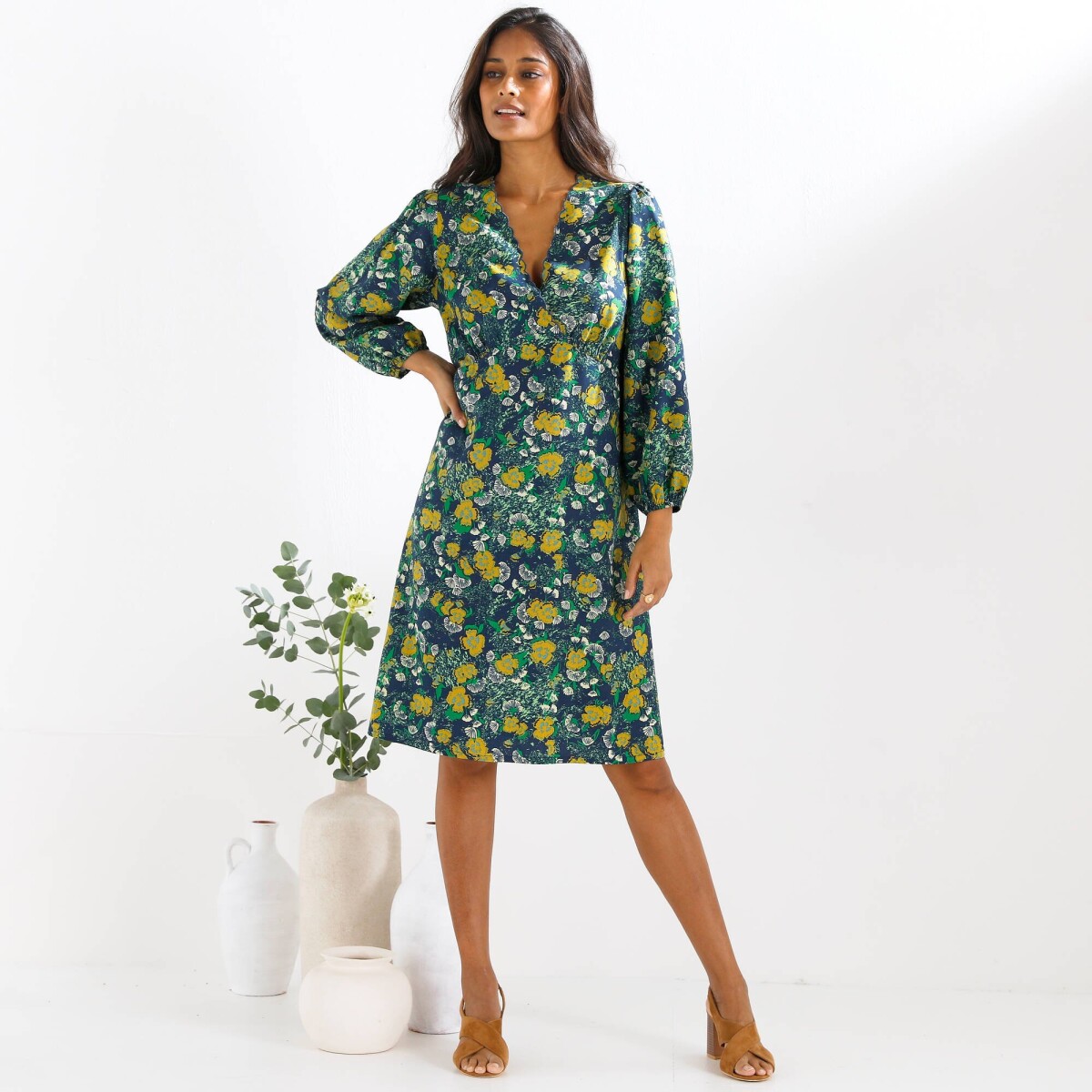 Krátke šaty s potlačou a zavinovacím výstrihom