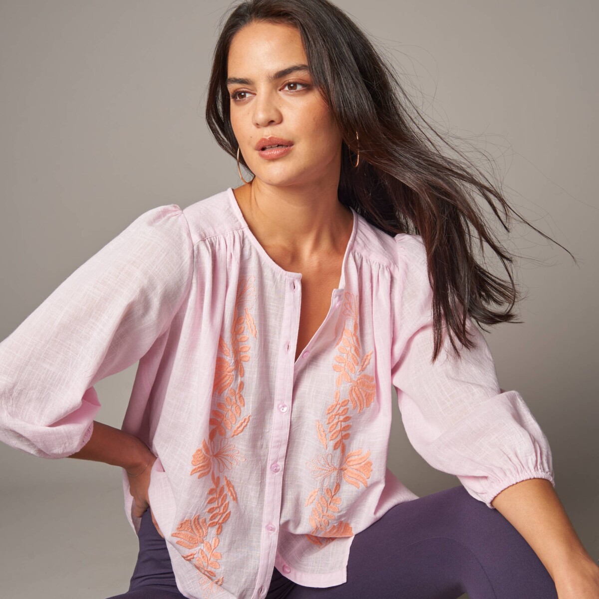 Blúzka s výšivkou a 3/4 nazberanými rukávmi