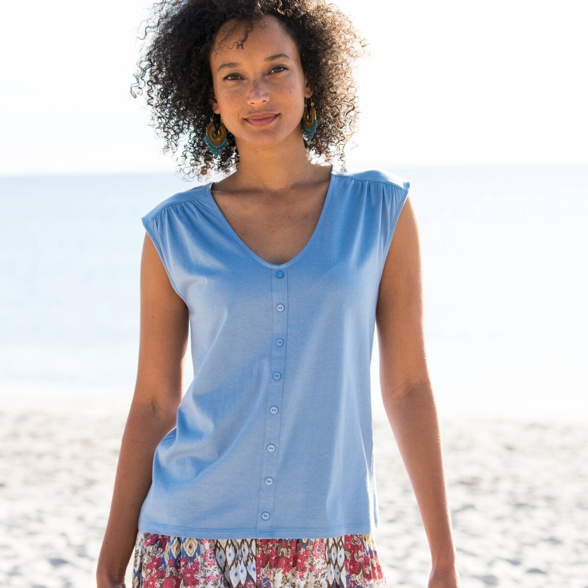 Tričko s výstrihom do V, gombíkmi a nariasením