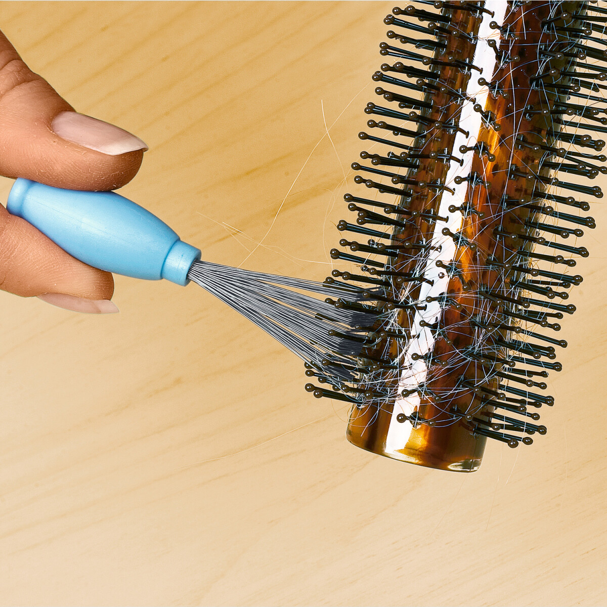 2 pomôcky na čistenie hrebeňov a kief