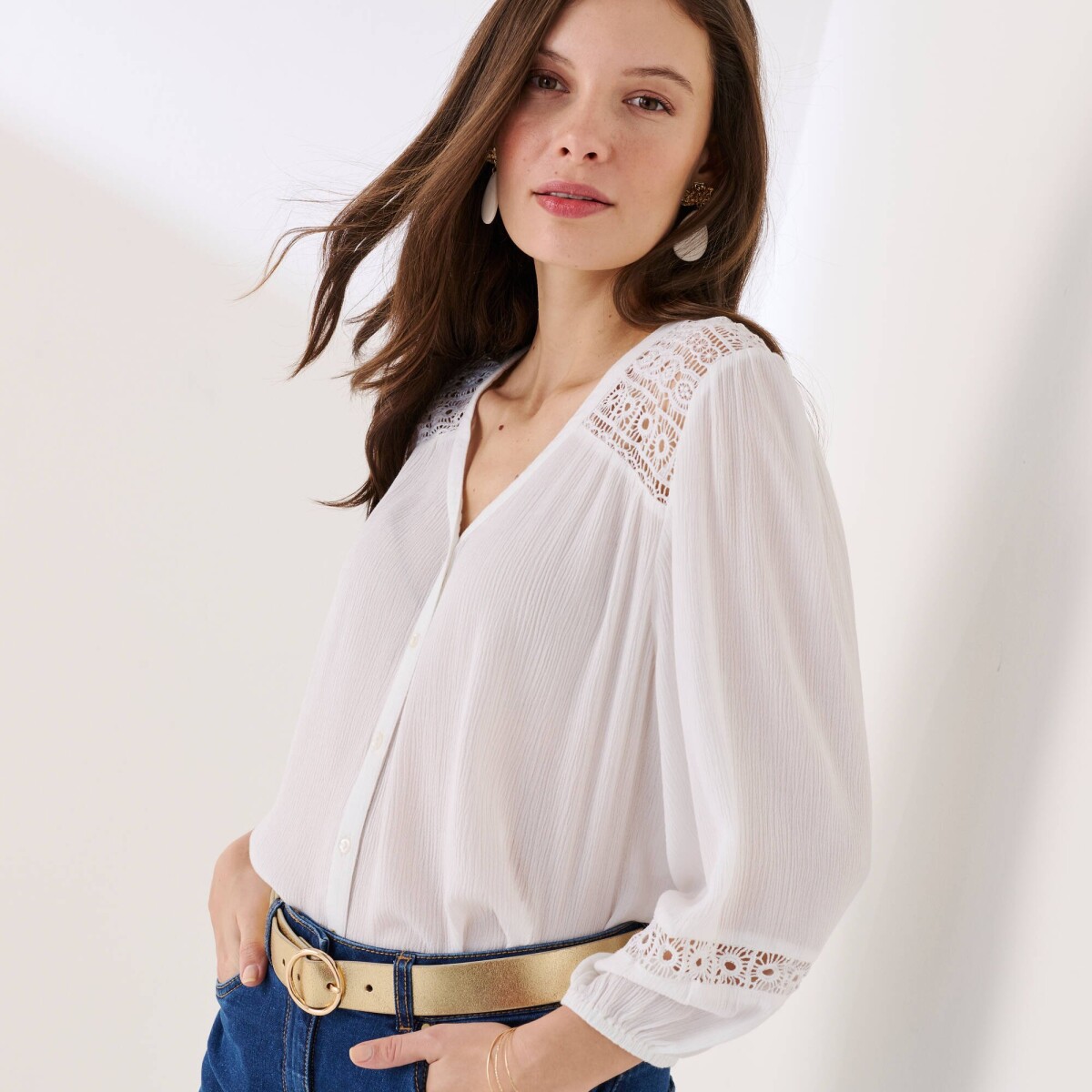 Blúzka s výstrihom do V a macramé