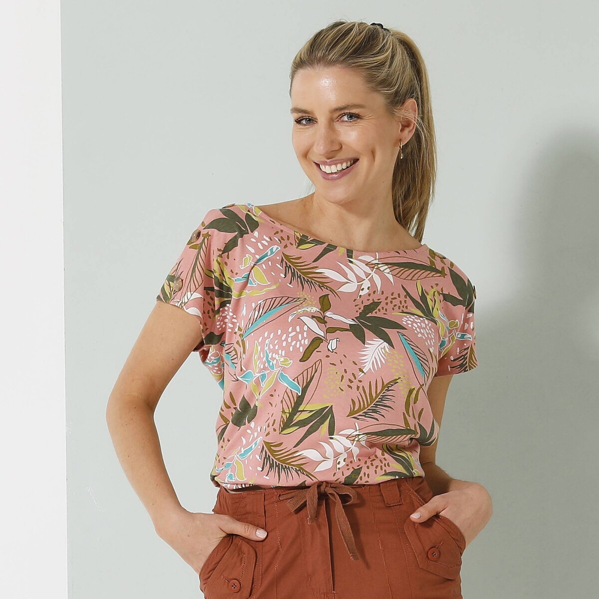 Tričko s potlačou a gombíkovou légou na pleci