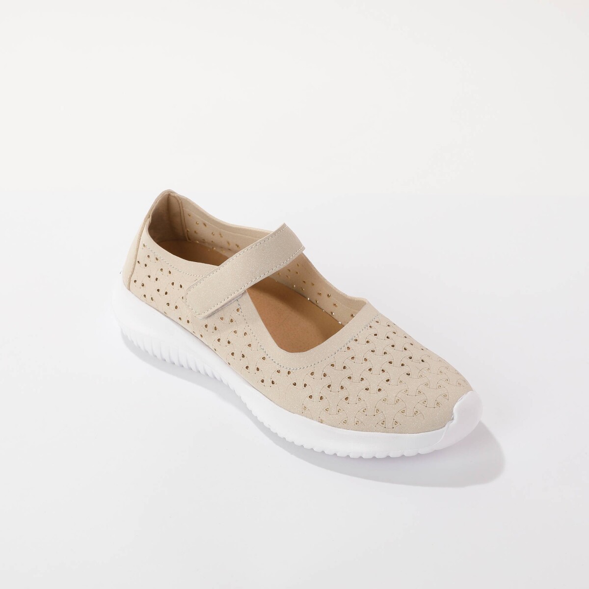 Pružné ažúrové poltopánky