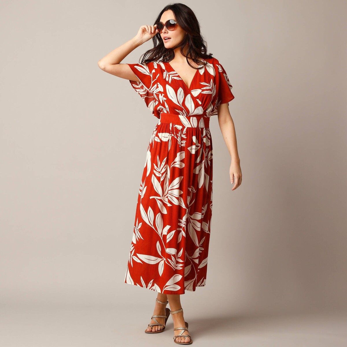 Šaty s efektom prekríženia a XXL potlačou