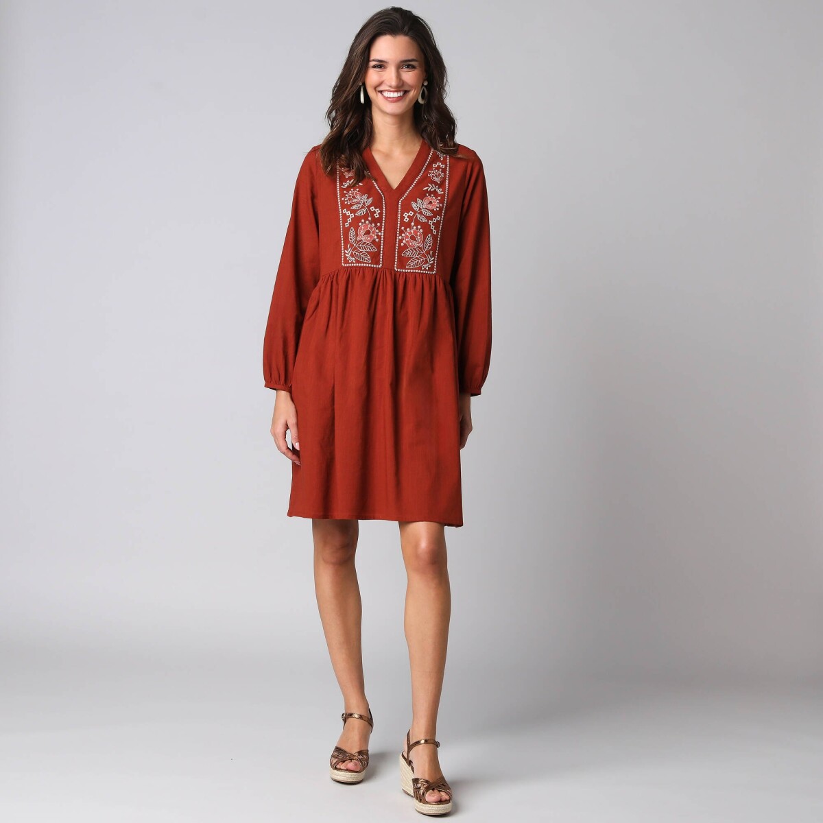 Krátke šaty s výšivkou