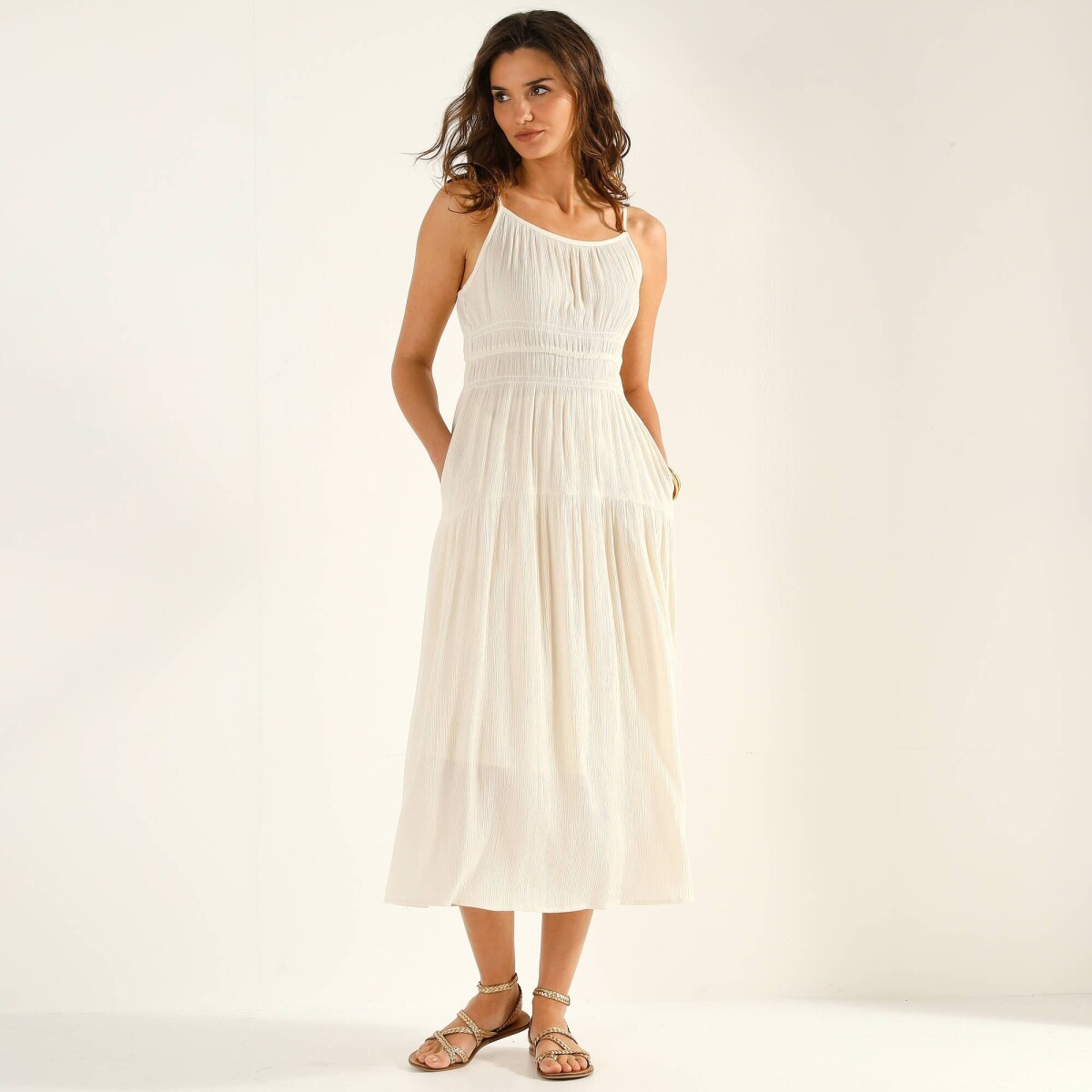 Dlhé jednofarebné šaty s tenkými ramienkami