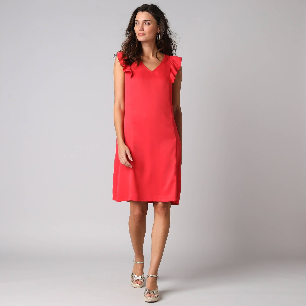 Krátke jednofarebné šaty s výstrihom do V