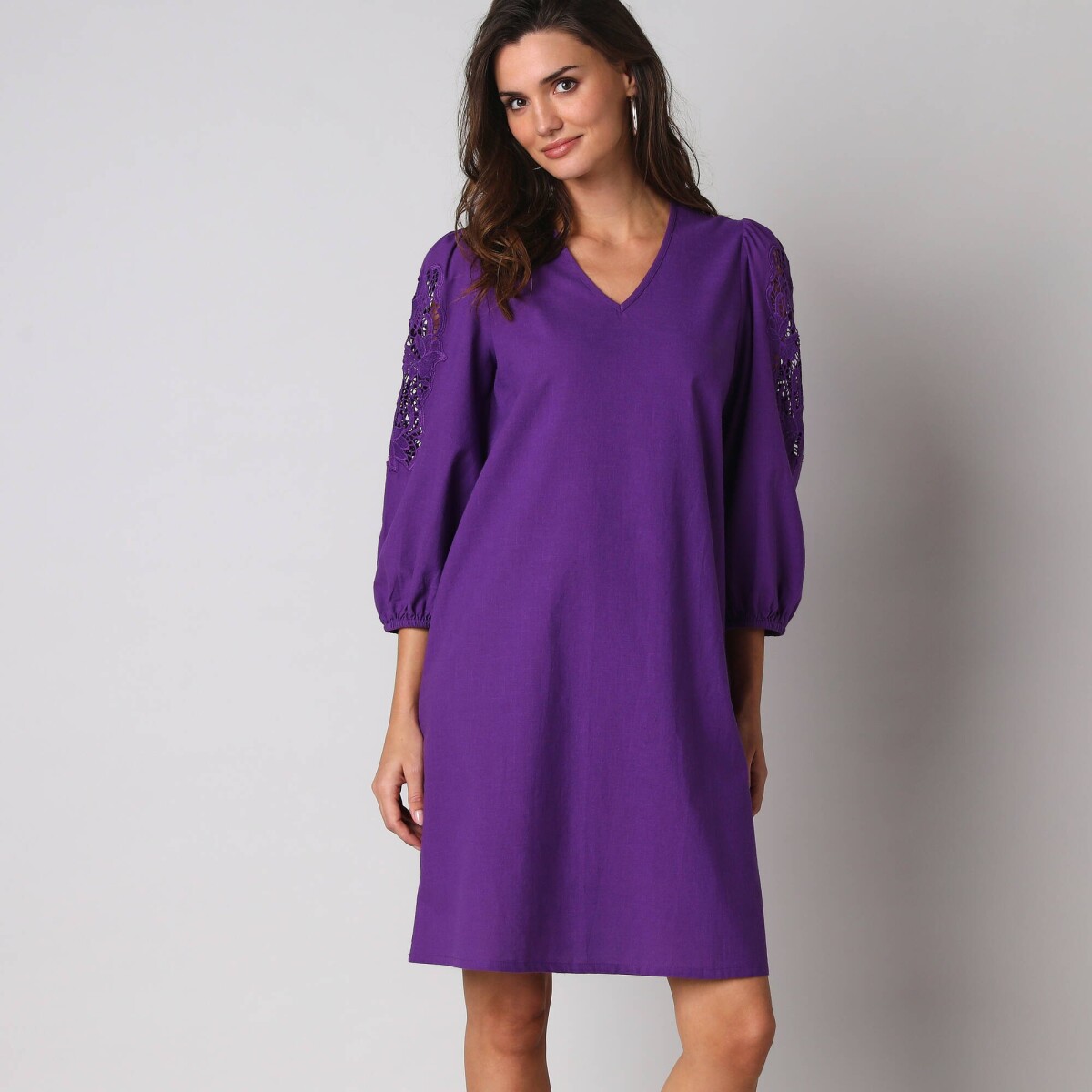 Krátke šaty s výstrihom do V a ažúrovou výšivkou