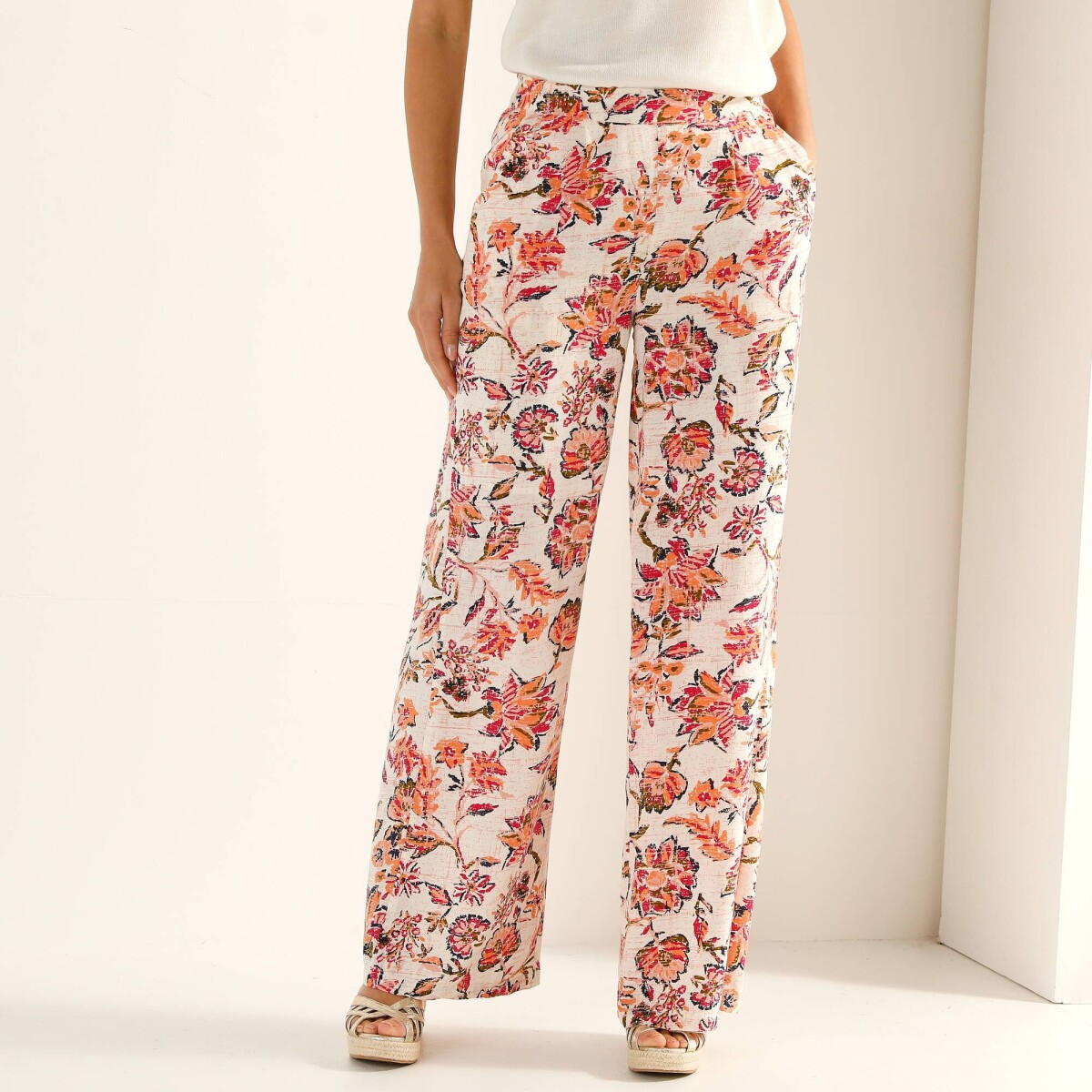 Široké vzdušné nohavice s potlačou indických kvetov