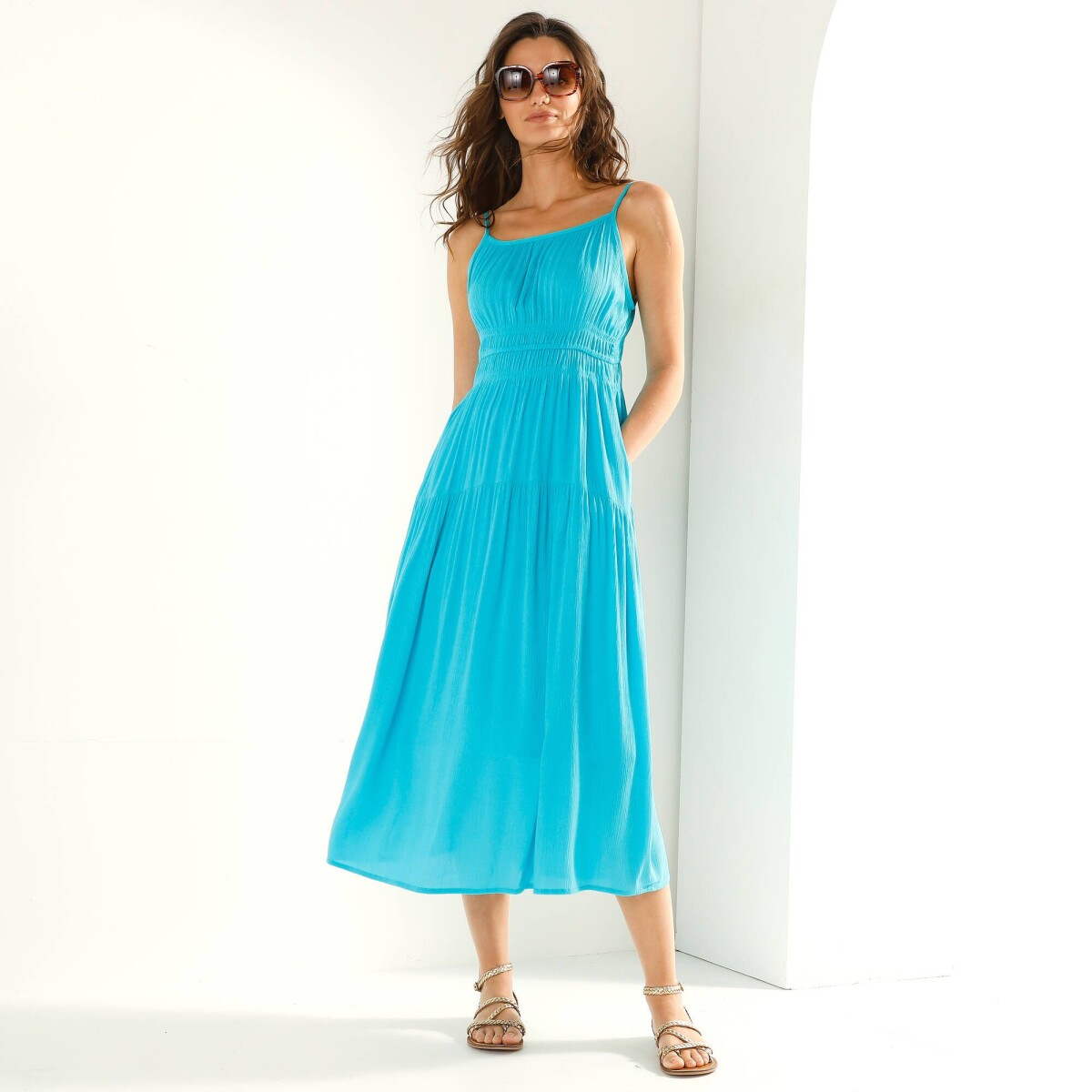 Dlhé jednofarebné šaty s tenkými ramienkami