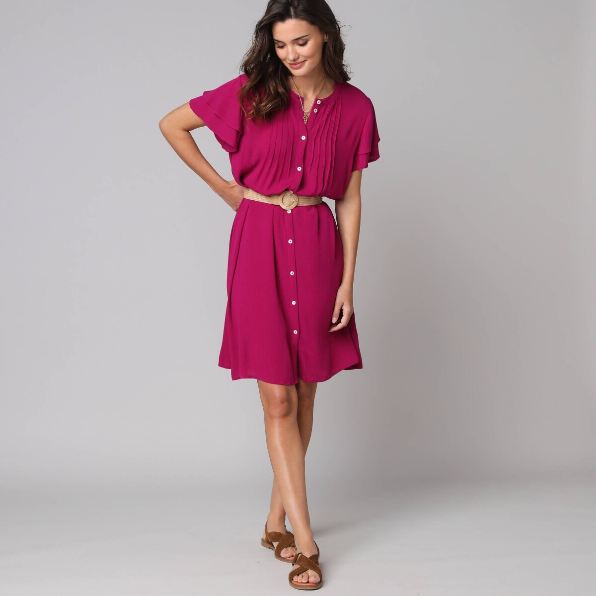 Jednofarebné šaty s motýlími rukávmi