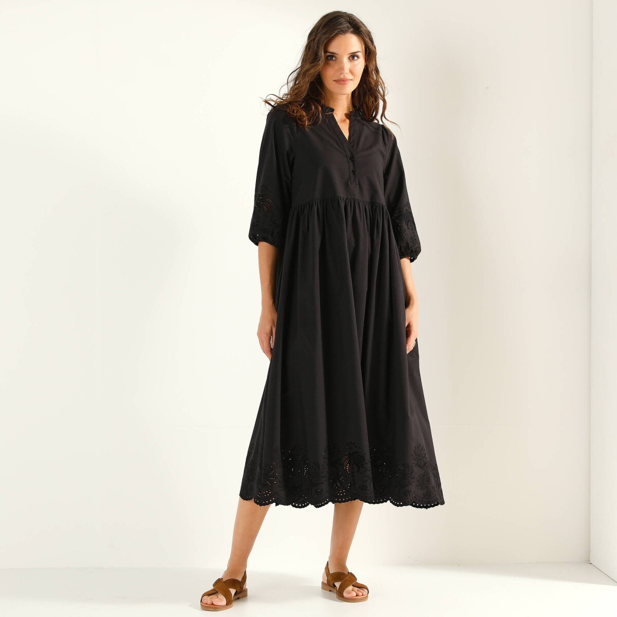 Šaty s 3/4 rukávmi a madeirovou výšivkou