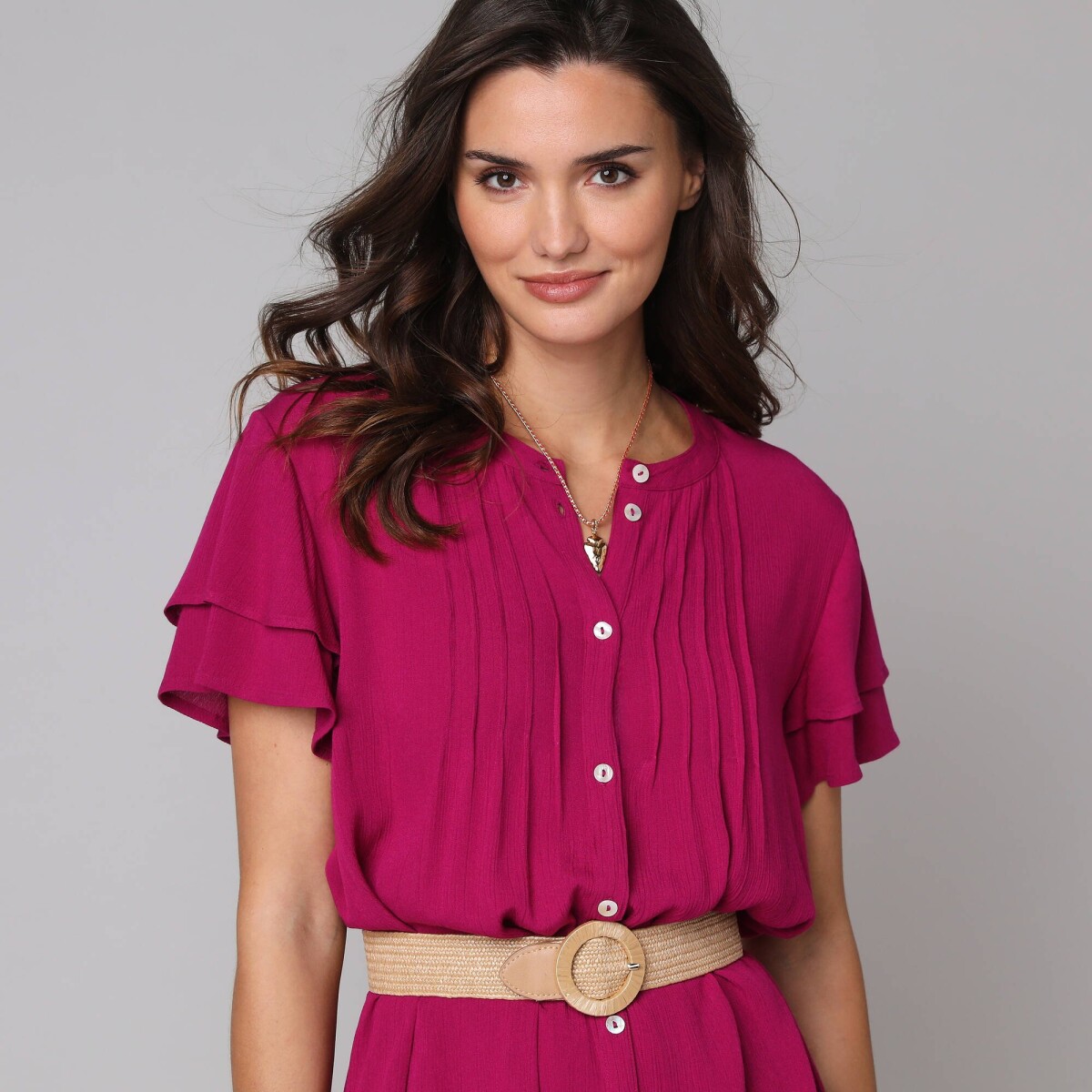 Jednofarebné šaty s motýlími rukávmi