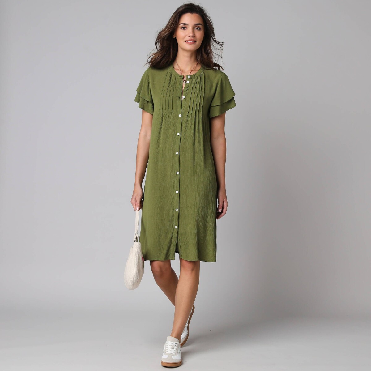 Jednofarebné šaty s motýlími rukávmi