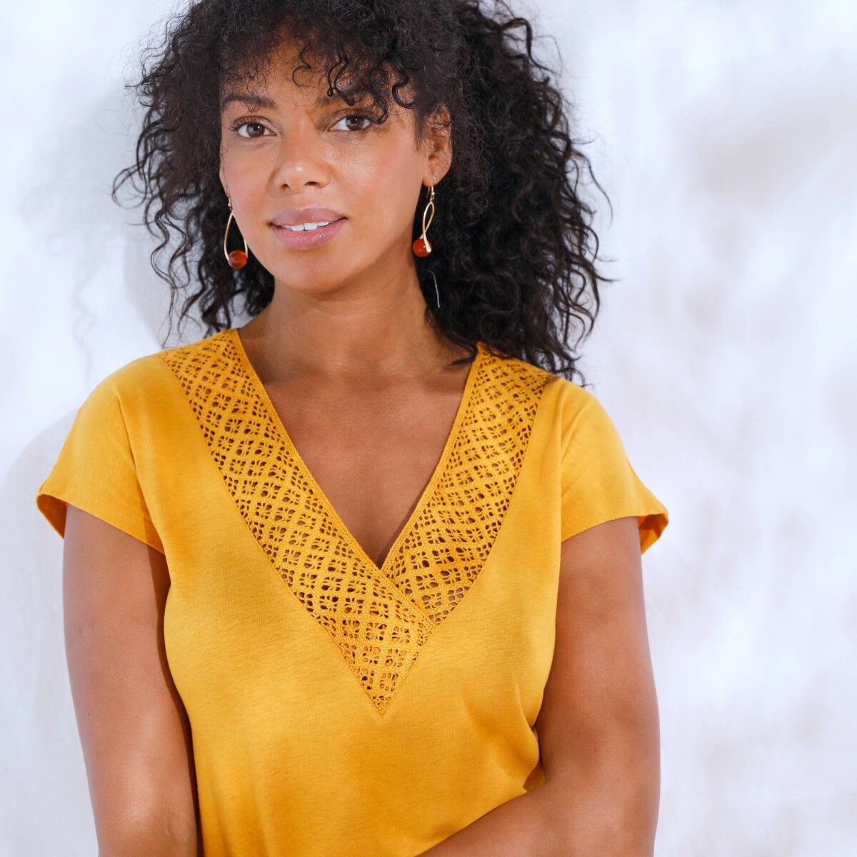 Rovné tričko zo zmesi bavlny a ľanu s macramé výstrihom do V