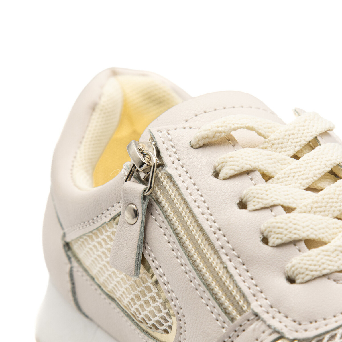 Nové obľúbené snakersy Elli