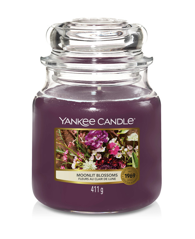 Levně Vonná svíčka Yankee Candle střední Moonlit blossoms