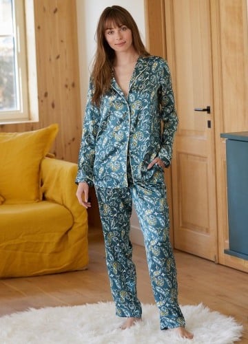 Saténové pyžamo s kašmírovým vzorom