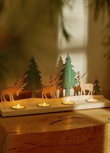 Svícen na čajové svíčky s motivem sobů a stromečků