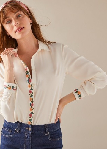 Košilová halenka s výšivkou z recyklovaného polyesteru