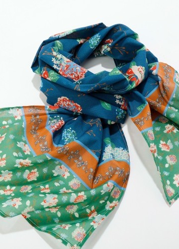 Šátek s modro/zeleným potiskem květin, 198 x 38 cm