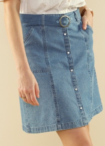 Rozšířená džínová sukně s páskem na kovovou sponu
