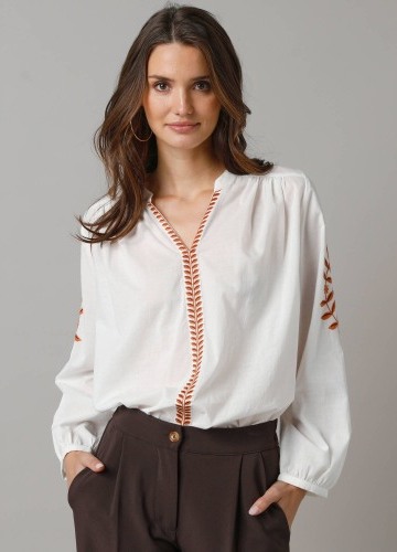 Oversize halenka s vyšívanými detaily