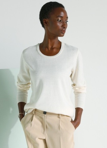 Jednobarevný pulovr s kulatým výstřihem