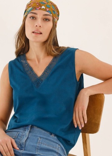 Top s výstřihem do V a krajkou