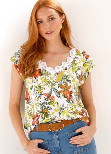 Tričko s potlačou, výstrihom do V a macramé lemom