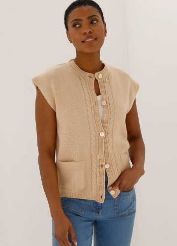 Sveter bez rukávov z úpletu so vzorom