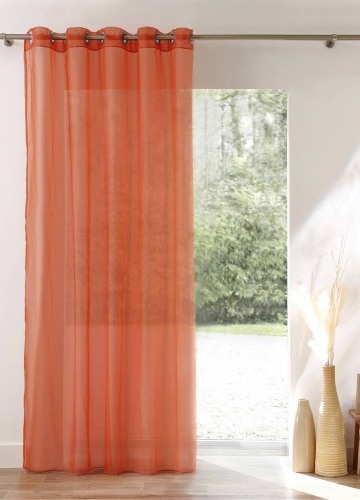 Jednobarevný voálový závěs zakončený kovovými očky