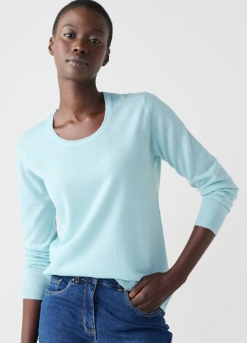 Jednobarevný pulovr s kulatým výstřihem