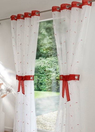 Voálová záclona s výšivkou lístků