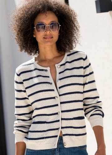 Pruhovaný svetr s ozdobnými knoflíky
