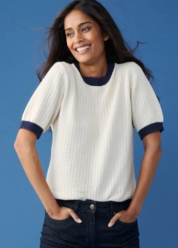 Úpletová blúzka s krátkymi rukávmi a kontrastným lemom