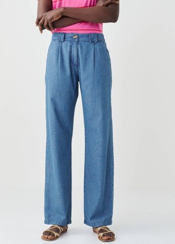 Široké džínsy so skladmi