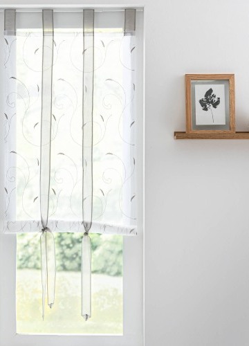 Roleta s výšivkou lístkov