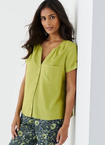 Propínací halenka z jednobarevné viskózy, s krátkými rukávy