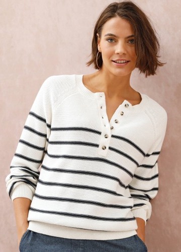 Pruhovaný pulóver s výstrihom na gombíky